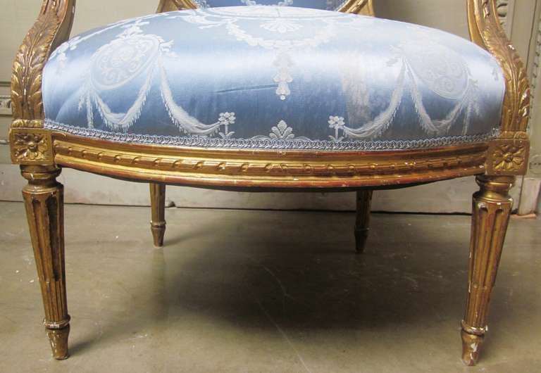 Coppia di poltrone francesi in stile Luigi XVI del XIX secolo con finitura a foglia d'oro in vendita 1