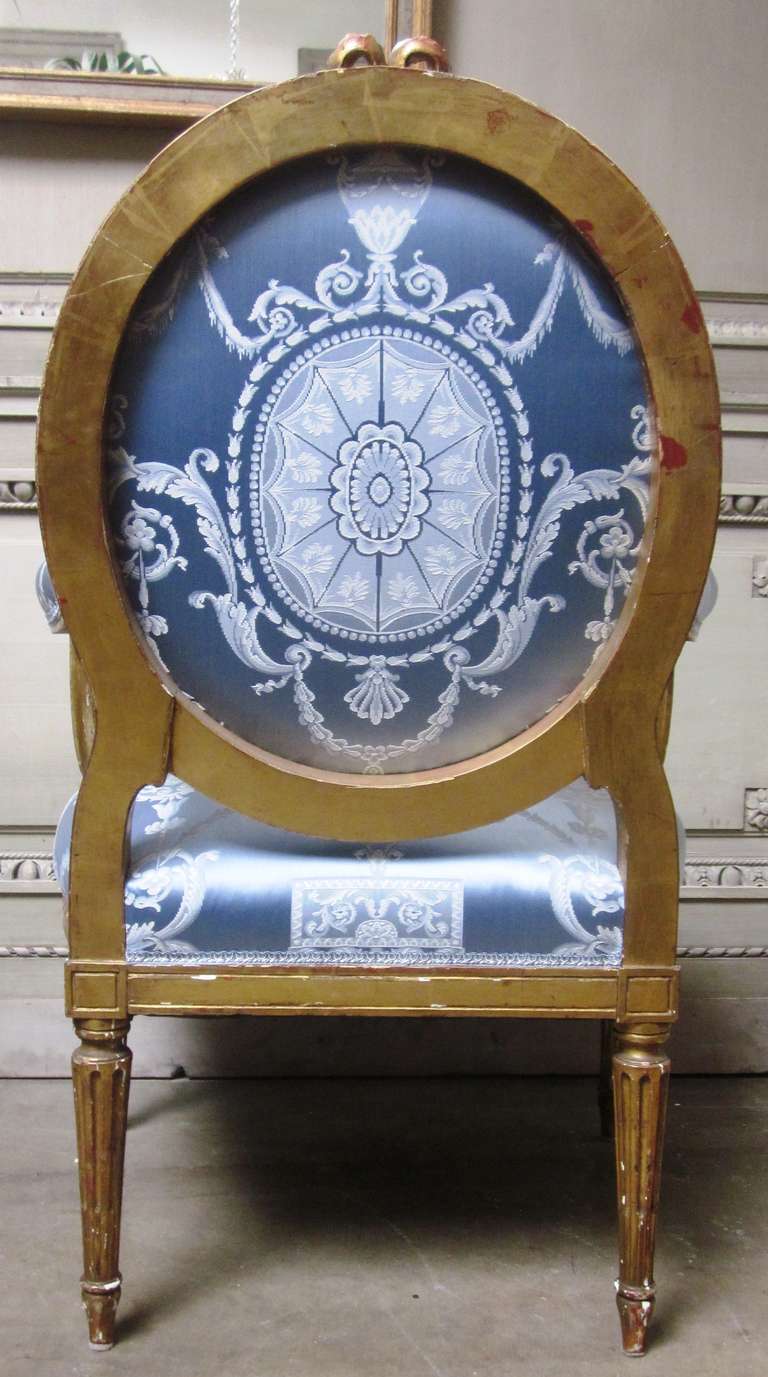 Coppia di poltrone francesi in stile Luigi XVI del XIX secolo con finitura a foglia d'oro In condizioni buone in vendita a Dallas, TX