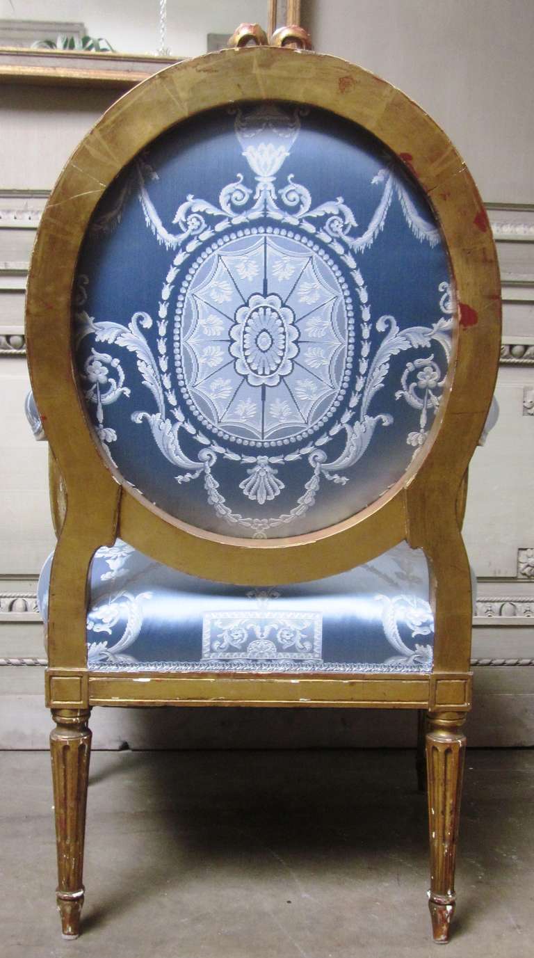 Paar französische Sessel im Louis-XVI-Stil des 19. Jahrhunderts mit Blattgold-Finish (Geschnitzt) im Angebot