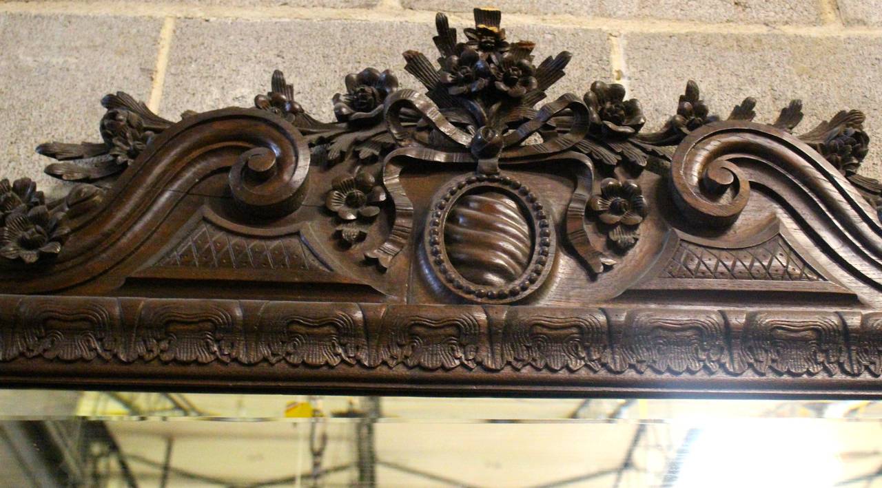 Paar portugiesische Konsolentische mit Spiegeln im Rokokostil aus dem 19. Jahrhundert. Sie sind aus Kastanienholz geschnitzt und zeigen durchgehend ein Blumenmotiv.