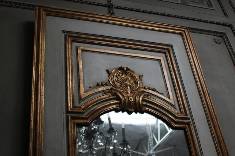 Pair of French Regence Style Mirrors in a Gray Painted and Gilt Finish In Good Condition In Dallas, TX