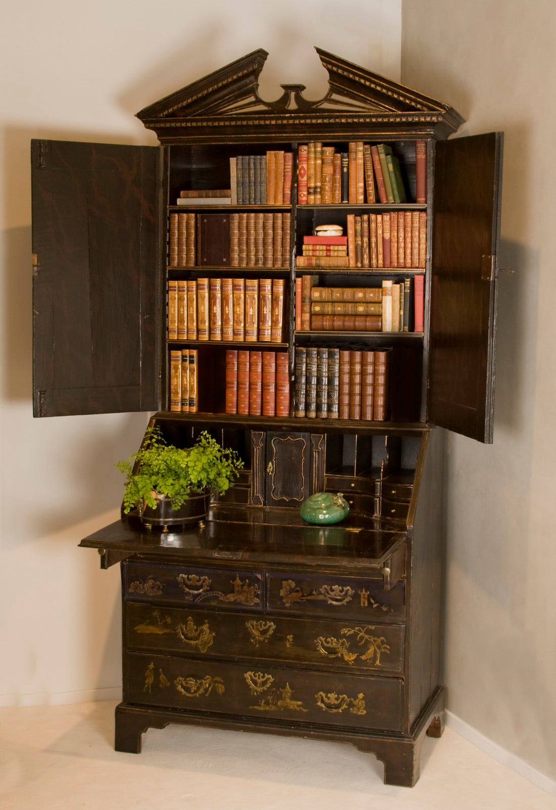 English Georgian black lacquer and chinoiserie decorated slant front secretary cabinet on bracket feet, circa 1765.