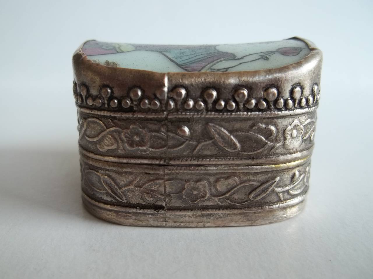 CHINESE Lidded Box, Porcelain, in Silvered Copper, hand painted, early 20th C. In Good Condition In Lincoln, Lincolnshire