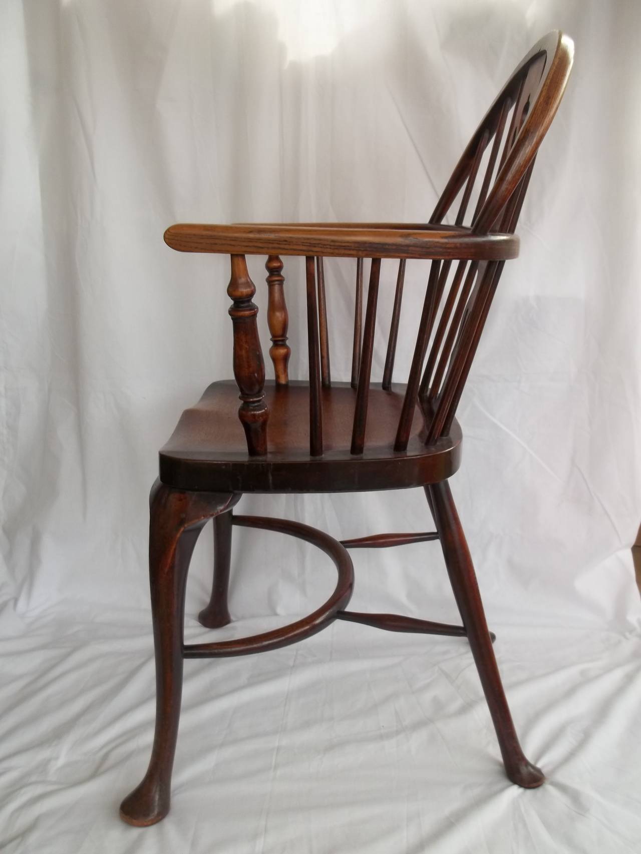 British 19th Century Low-Back Windsor Armchair with Cabriole Legs
