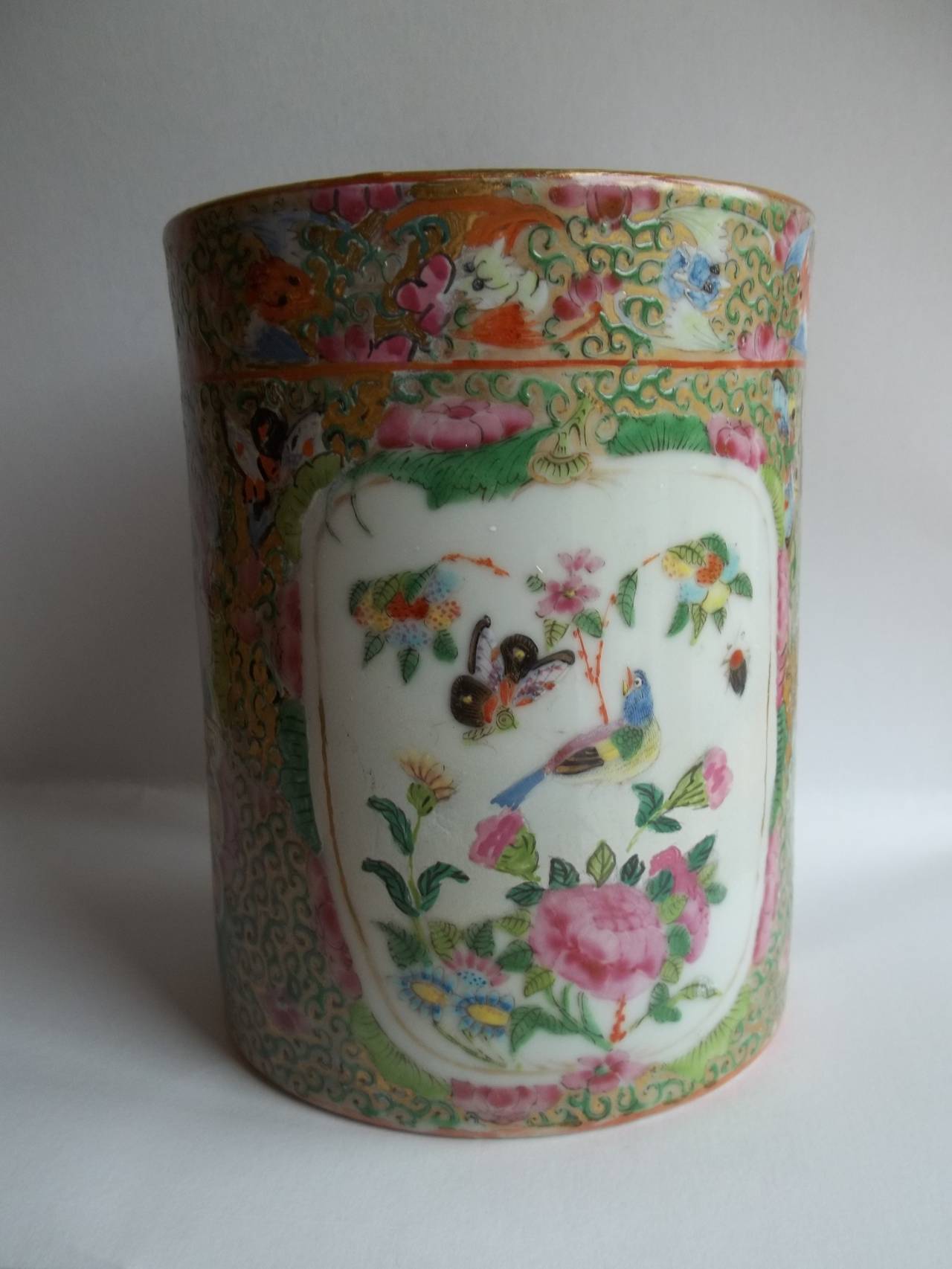 Large Chinese Porcelain Mug with Rose Medallion Decor, Qing 19th Century In Excellent Condition In Lincoln, Lincolnshire
