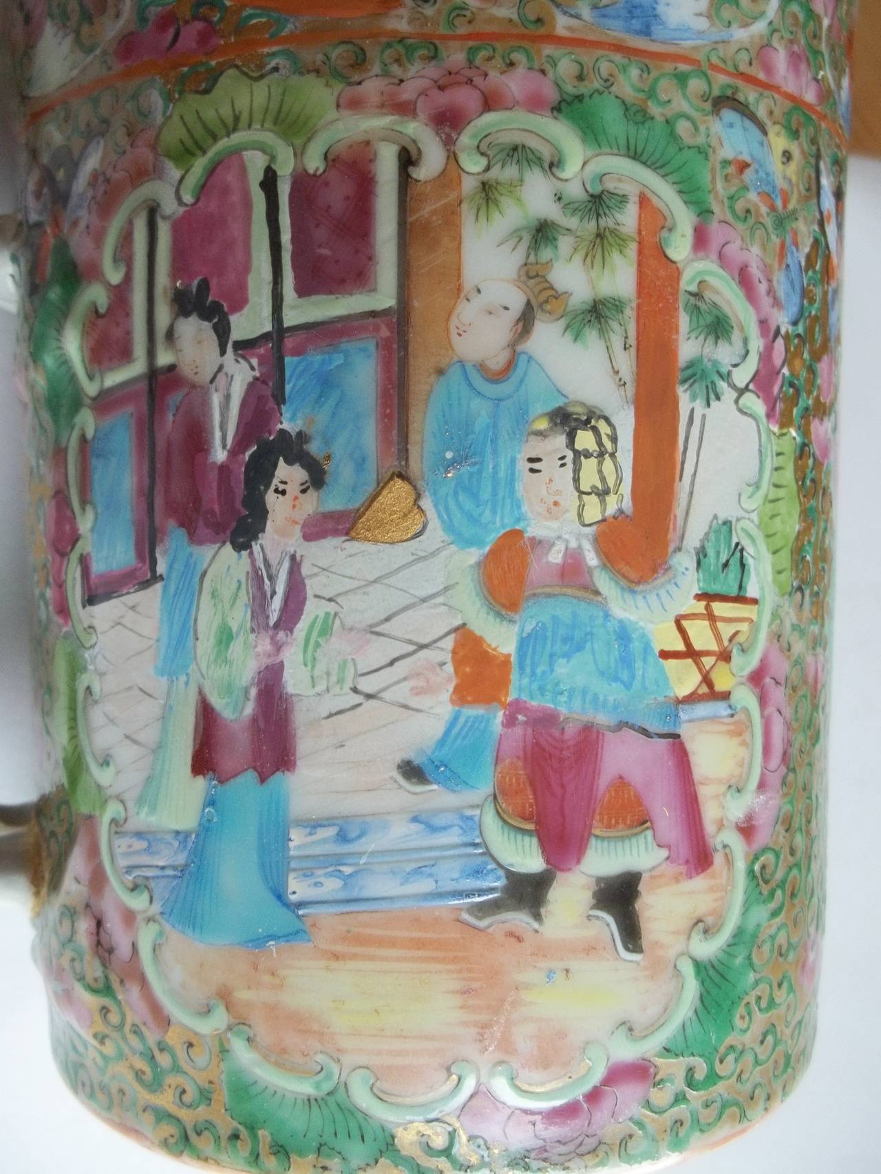 Large Chinese Porcelain Mug with Rose Medallion Decor, Qing 19th Century 2