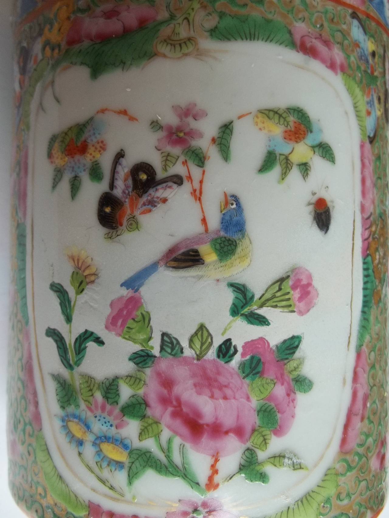 Large Chinese Porcelain Mug with Rose Medallion Decor, Qing 19th Century 3
