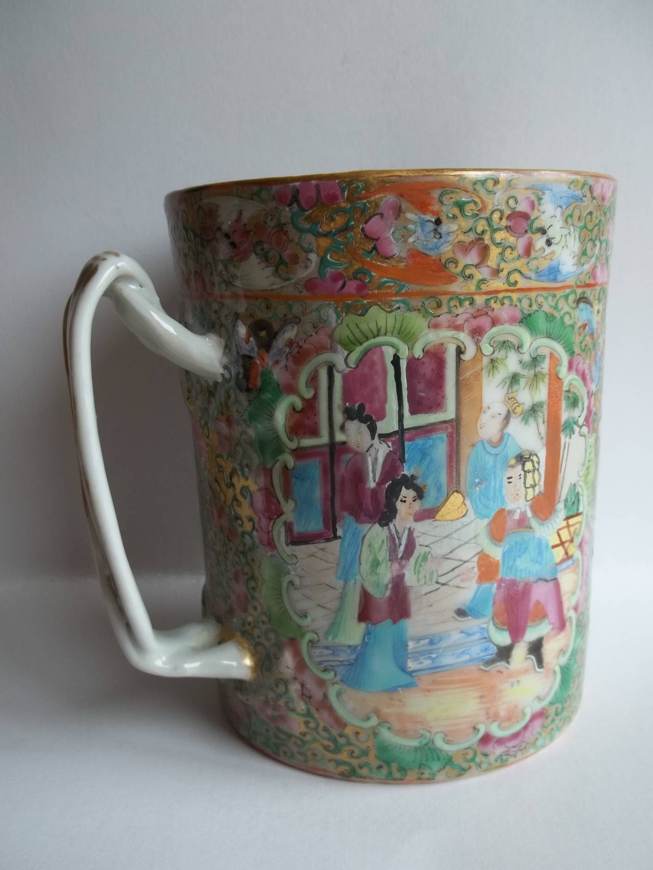 Hand-Painted Large Chinese Porcelain Mug with Rose Medallion Decor, Qing 19th Century