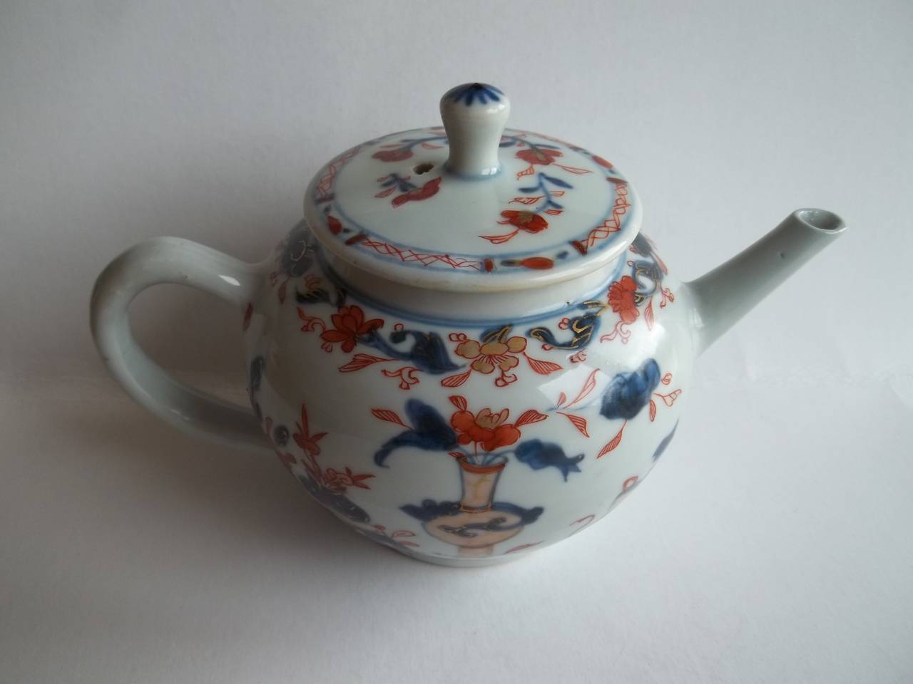 Qing, KANGXI Period, Chinese porcelain TEAPOT, Imari Export, Hand Painted, C 1710 In Excellent Condition In Lincoln, Lincolnshire