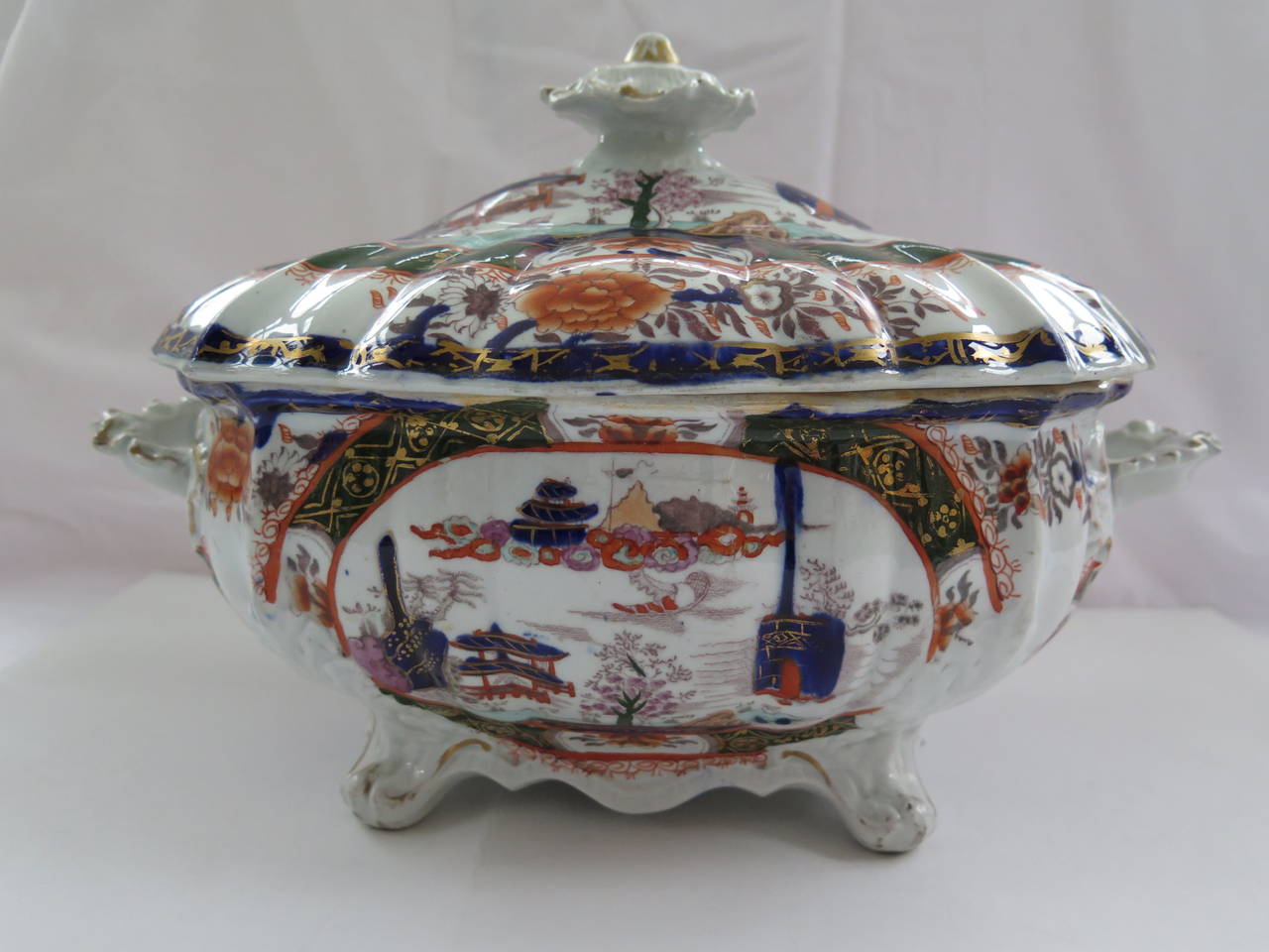 This is a superb large Ironstone TUREEN, complete with lid , made by Mason's of Lane Delph, Staffordshire, England, during the early part of the 19th Century.

The pattern is 