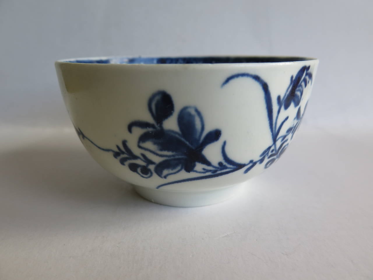 A good early, First period ( Dr. Wall),  Worcester porcelain bowl,  finely hand painted in cobalt blue with the 