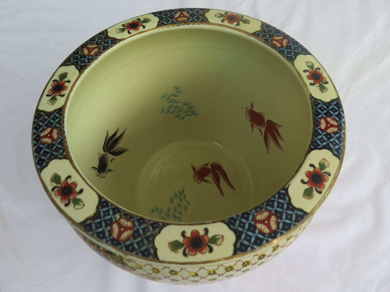 Chinese Export, Fish Bowl or Planter, Porcelain, hand painted, Early 20thC 2