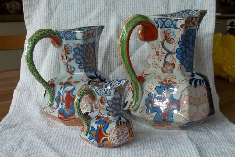 This is a superb TRIO of Graduated Hydra Jugs made by the DAVENPORT Co. of LONGPORT, STAFFORDSHIRE, ENGLAND in the late GEORGIAN period, circa 1805-20, .
The BOLD IMARI Pattern is 