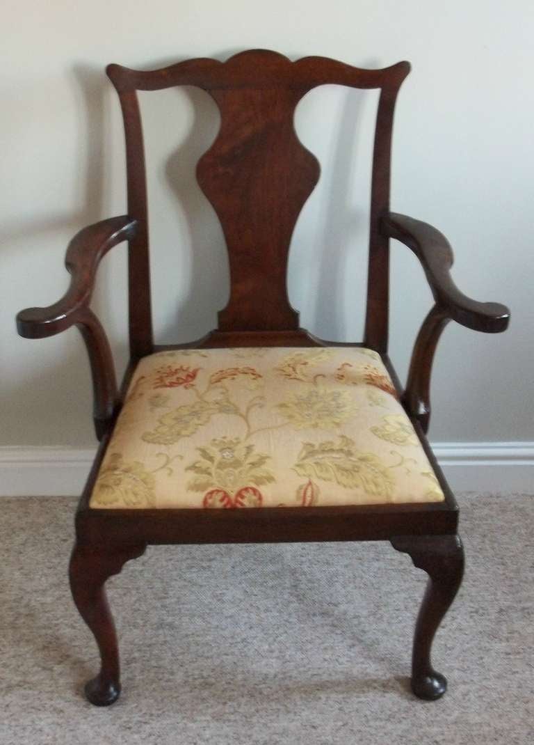 This is a good ARMCHAIR made of WALNUT in the very early GEORGE 1st/2nd Period, circa 1725-1735.

Armchairs of this early English Walnut period are RARE.

The chair has a wide seat, with excellent proportions, which is a characteristic of the