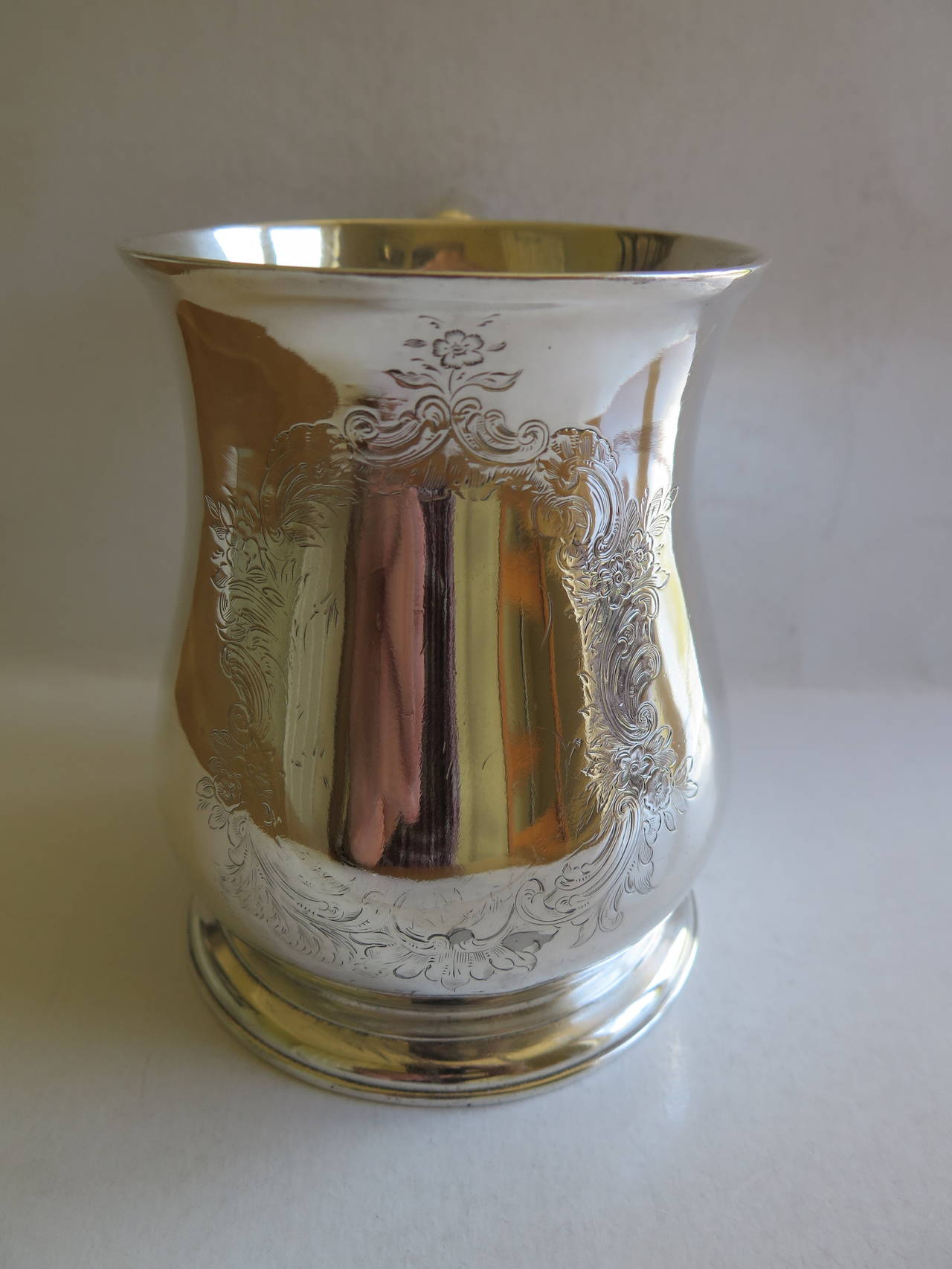 1735, George II, Sterling Silver, Pint Mug or Tankard by Ben Cartwright, London In Excellent Condition In Lincoln, Lincolnshire