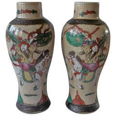 Fin du 19e siècle:: PAIRE:: VASES chinois:: glaçure craquelée:: guerriers peints à la main:: Qing