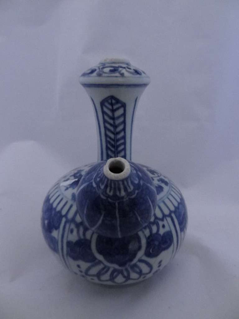 Porcelain Chinese Eighteenth Century Kendi In Excellent Condition In Leeds, GB