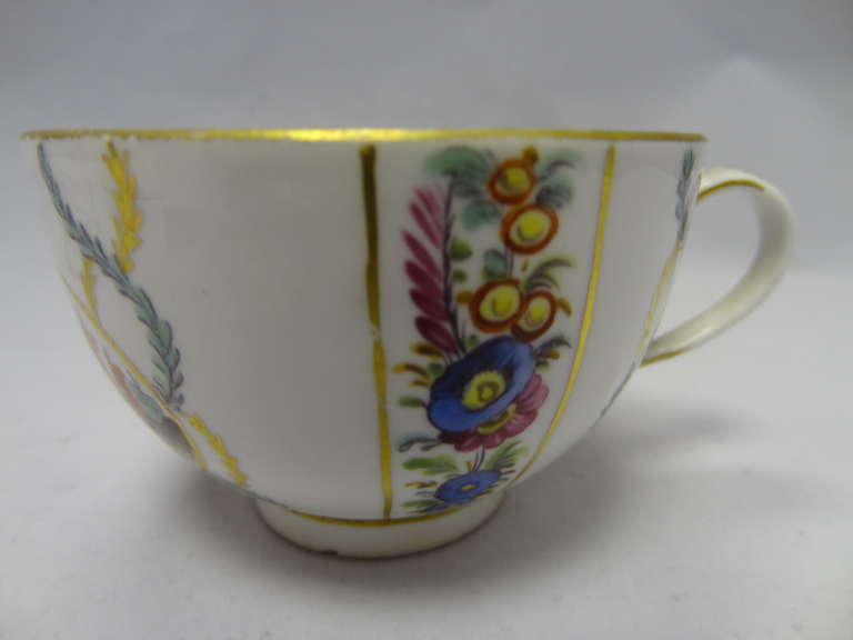 Höchst Porcelain Cup and Saucer Decorated with Birds and Flowers In Good Condition For Sale In Leeds, GB