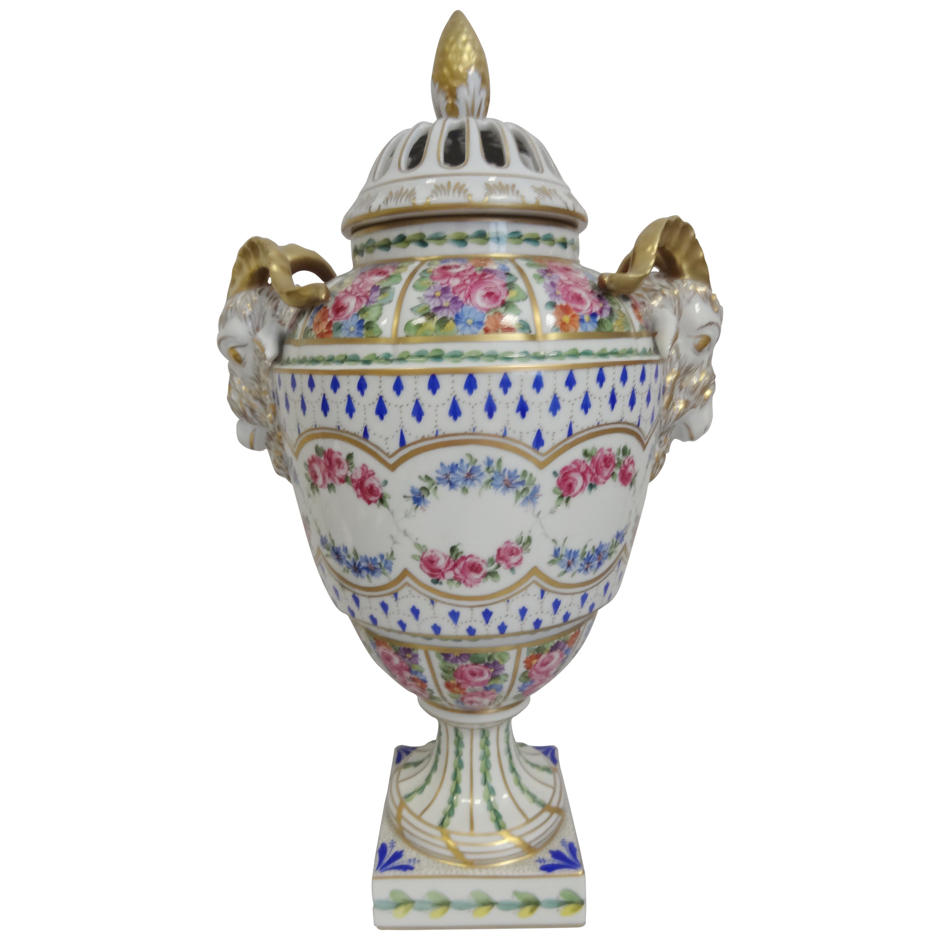 Beautiful Dresden Vase by The Saxon Porcelain Manufactory, Dresden For Sale