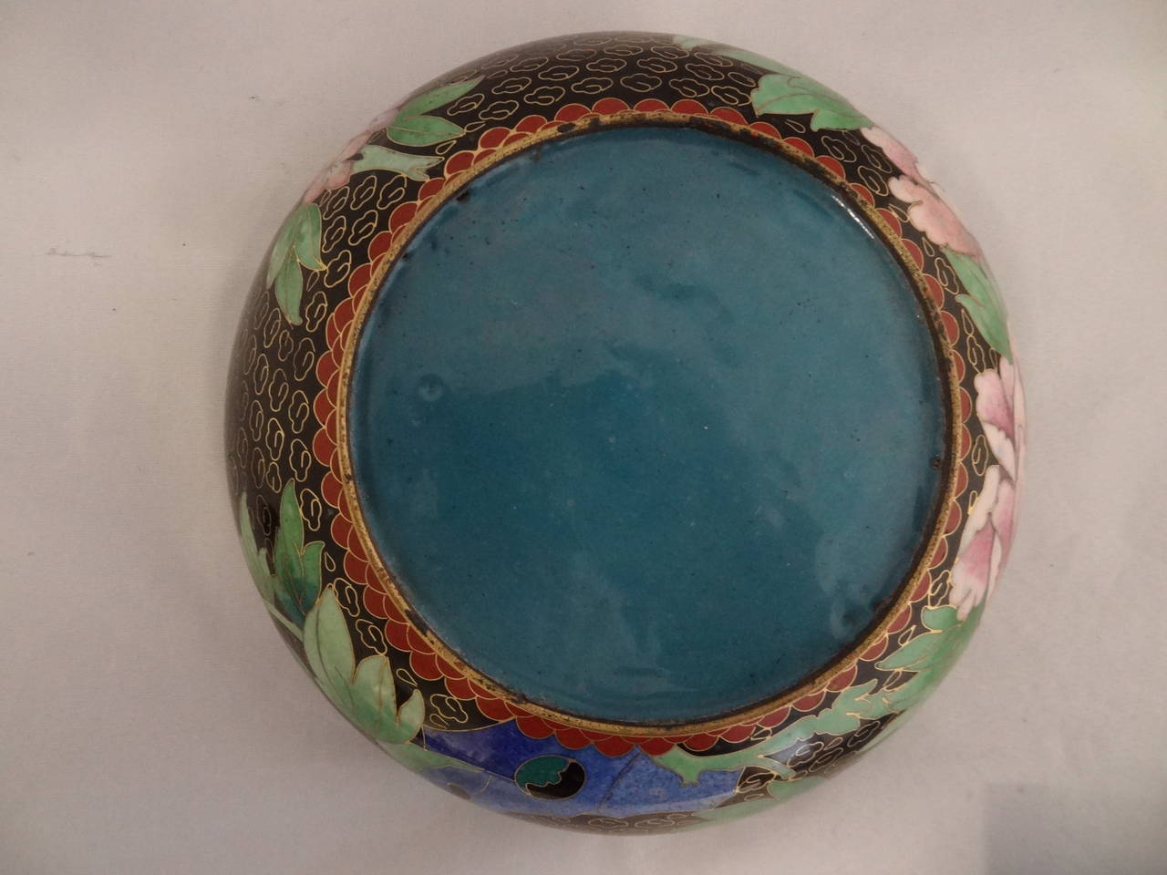 Circular bowl dating from circa 1870 and made in China. The cloisonne work captures the subtle shades of flowers and leaves