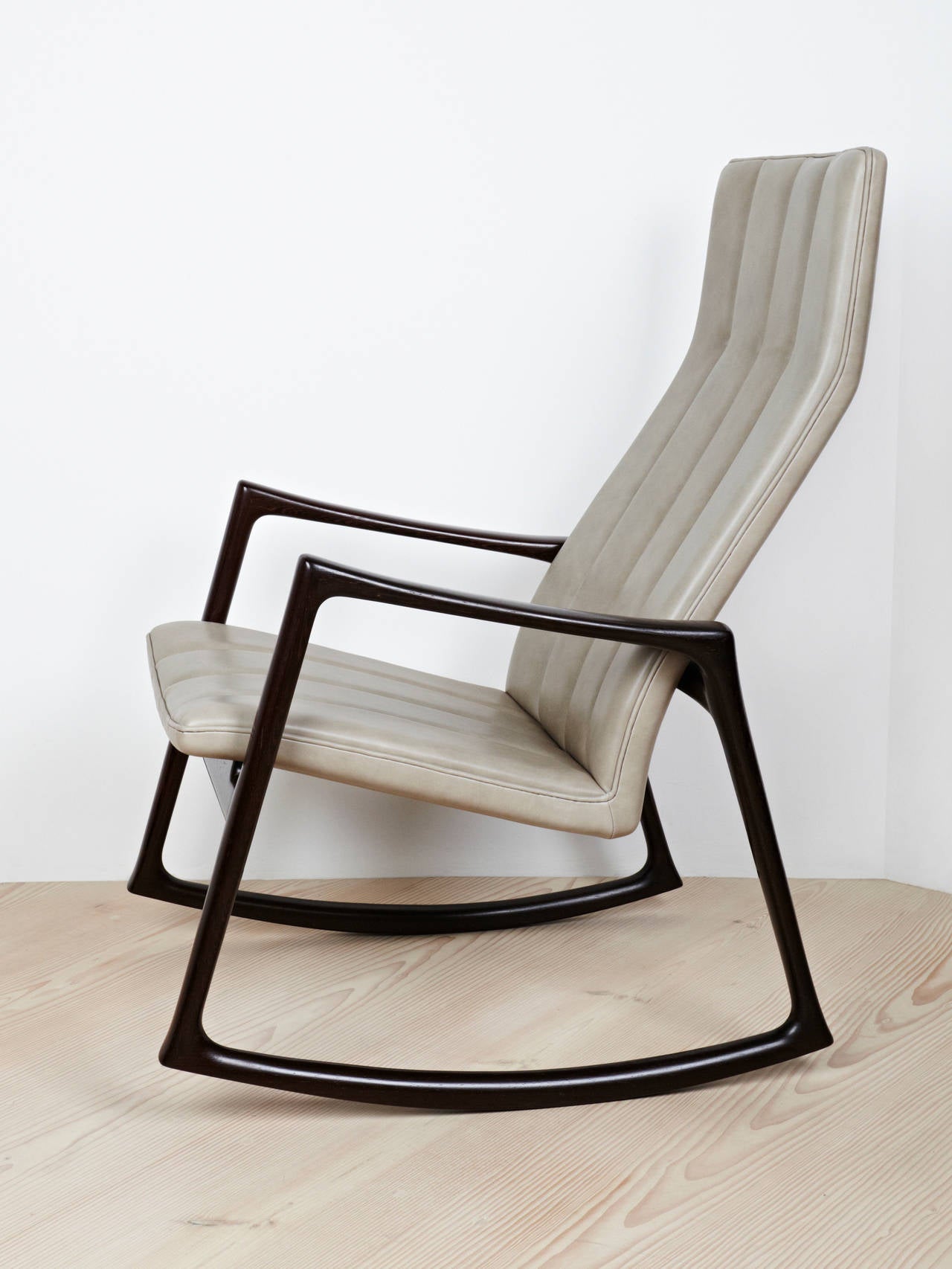 This rocking chair designed by Helge Vestergaard Jensen in 1961 was made under license from the estate of Helge Vestergaard Jensen by the Alderman of the Copenhagen cabinetmakers guild in 2013. The rocking chair is made of wenge and grey aniline