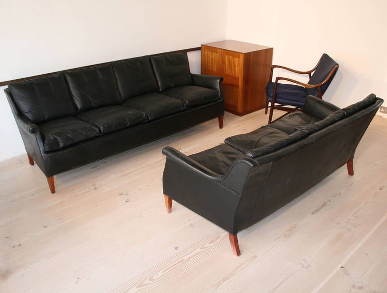 Frits Henningsen Four-Seat Black Leather Sofa, circa 1940 For Sale 4