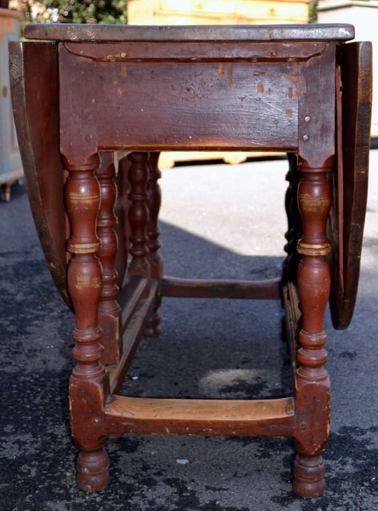 Mid 18th Century Swedish Gateleg Table For Sale 1