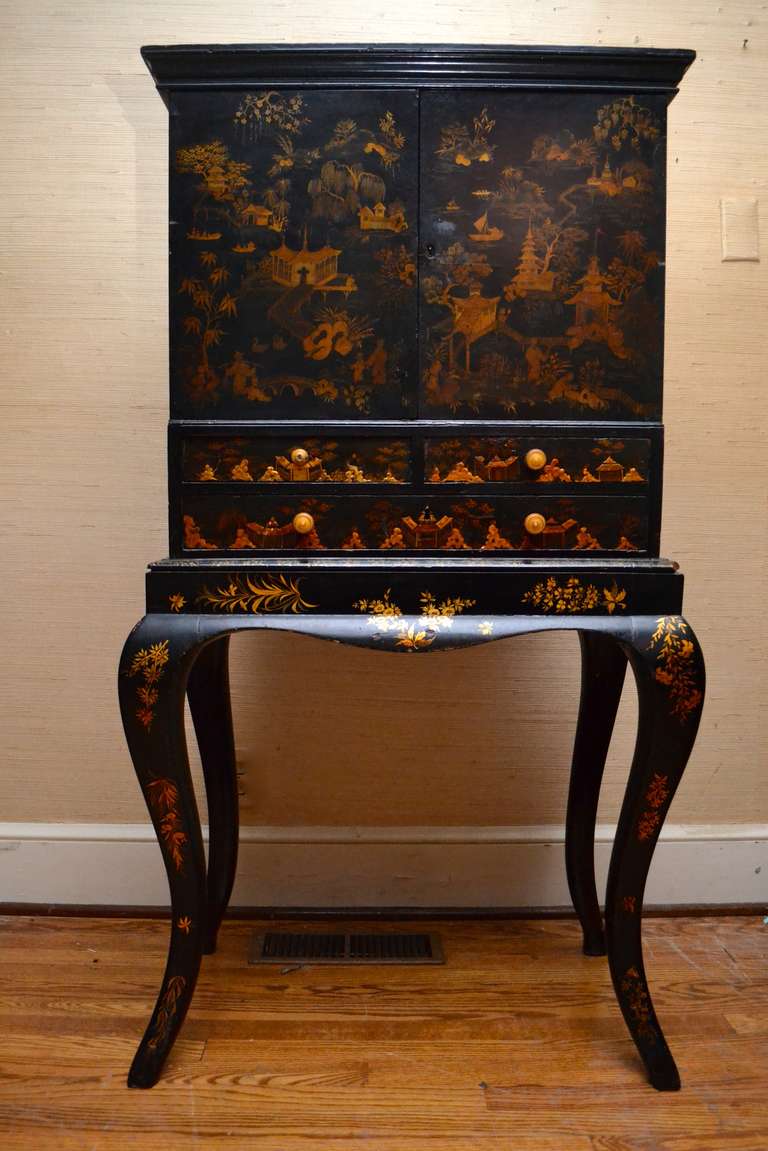 Early 19th Century English Chinoiserie Decorated Lacquer Cabinet on Shaped Legs In Good Condition For Sale In Richmond, VA