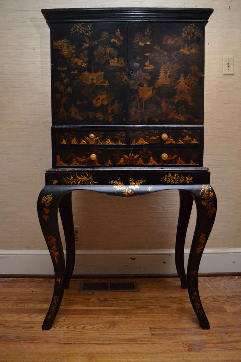 Early 19th Century English Chinoiserie Decorated Lacquer Cabinet on Shaped Legs For Sale 1