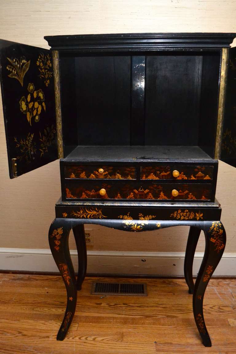 Early 19th Century English Chinoiserie Decorated Lacquer Cabinet on Shaped Legs For Sale 2
