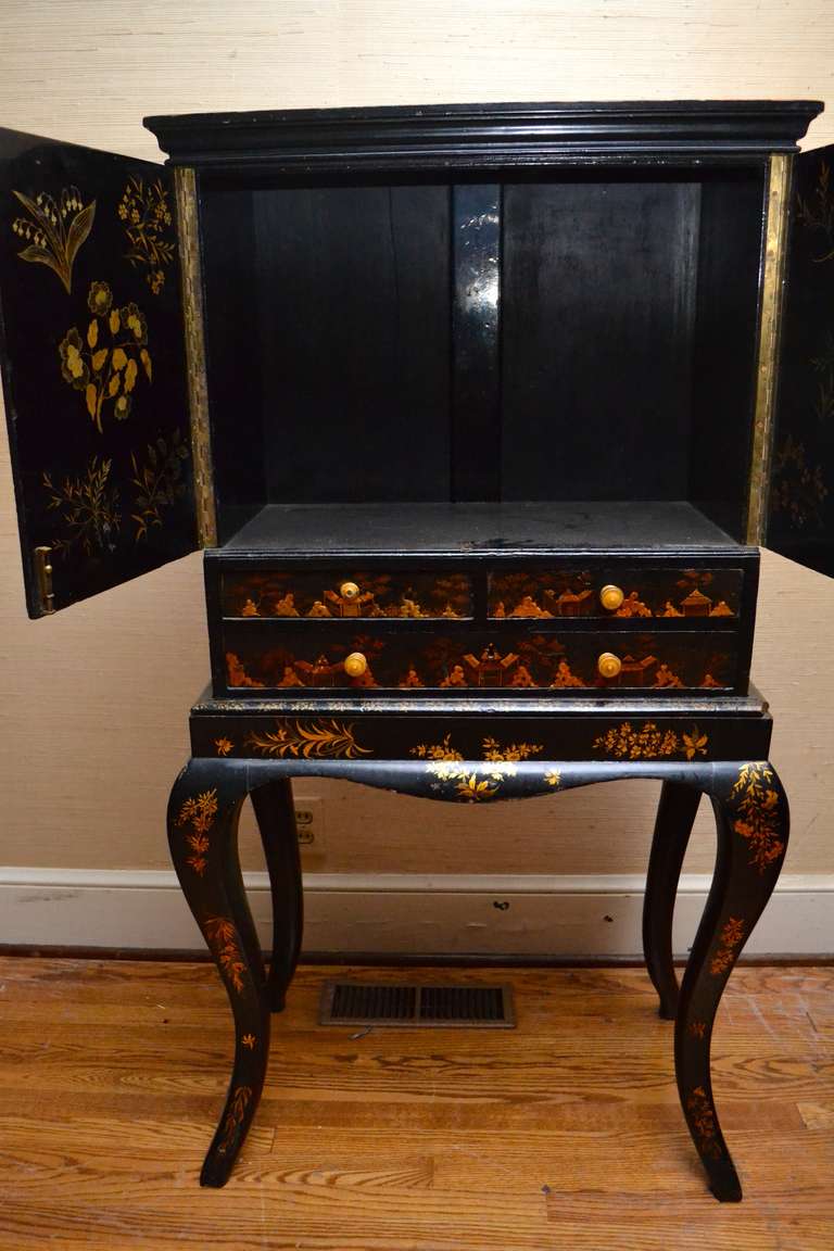 Early 19th Century English Chinoiserie Decorated Lacquer Cabinet on Shaped Legs For Sale 3