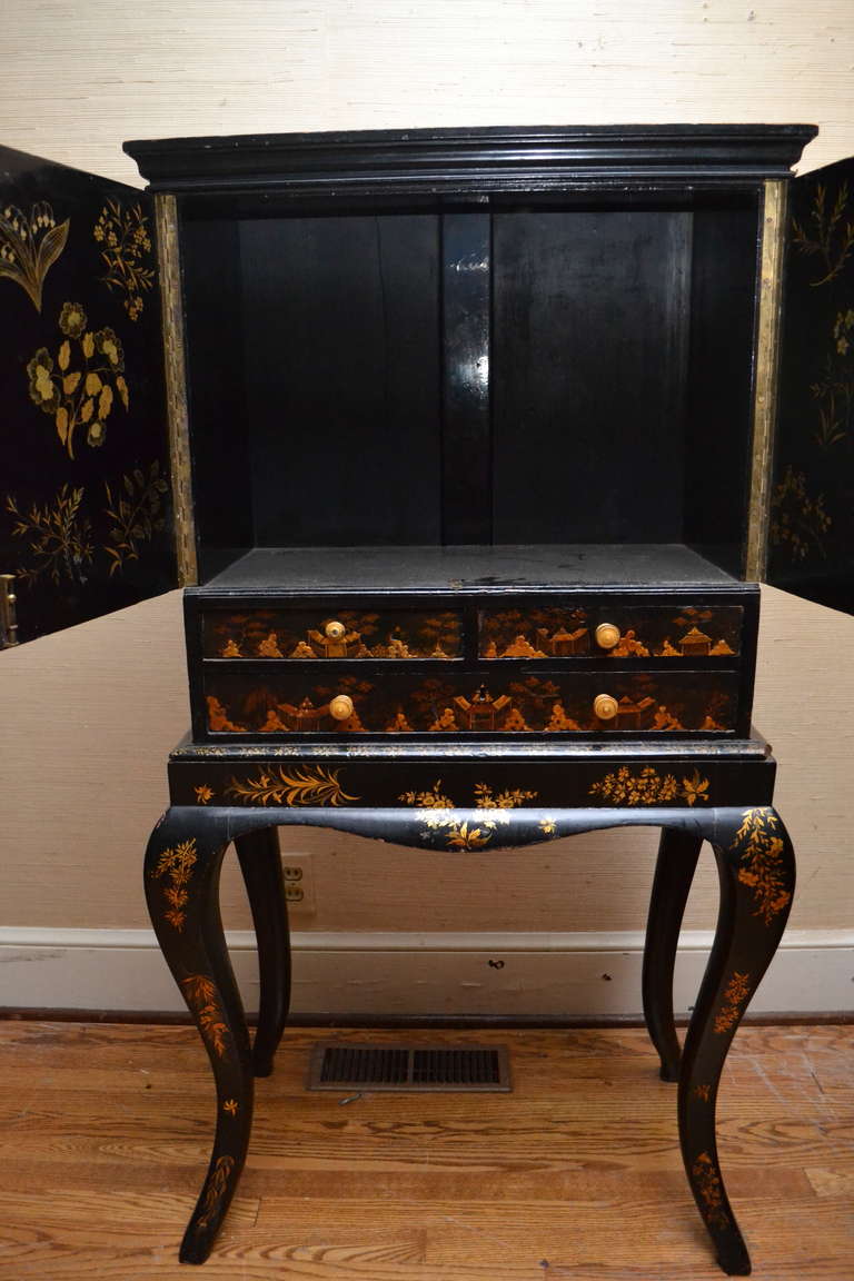 Early 19th Century English Chinoiserie Decorated Lacquer Cabinet on Shaped Legs For Sale 4