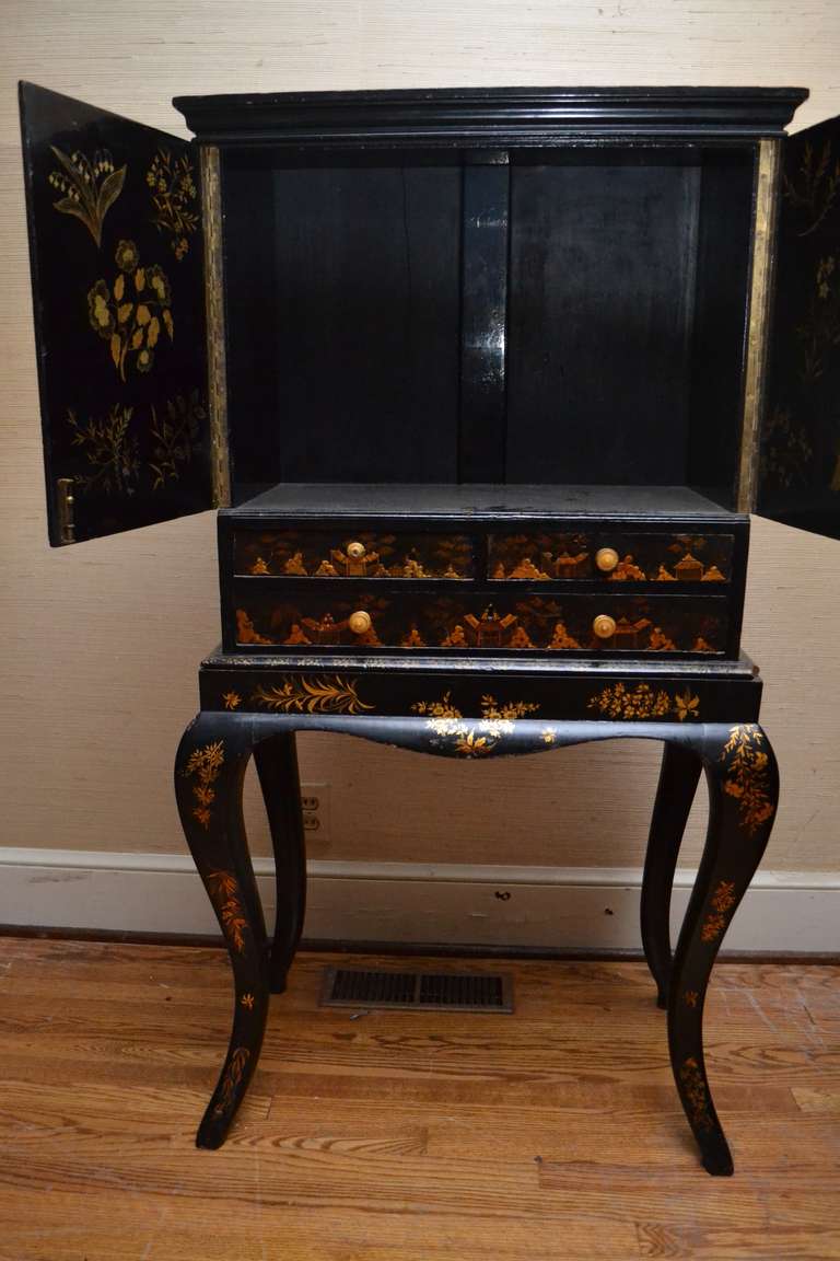 Early 19th Century English Chinoiserie Decorated Lacquer Cabinet on Shaped Legs For Sale 5