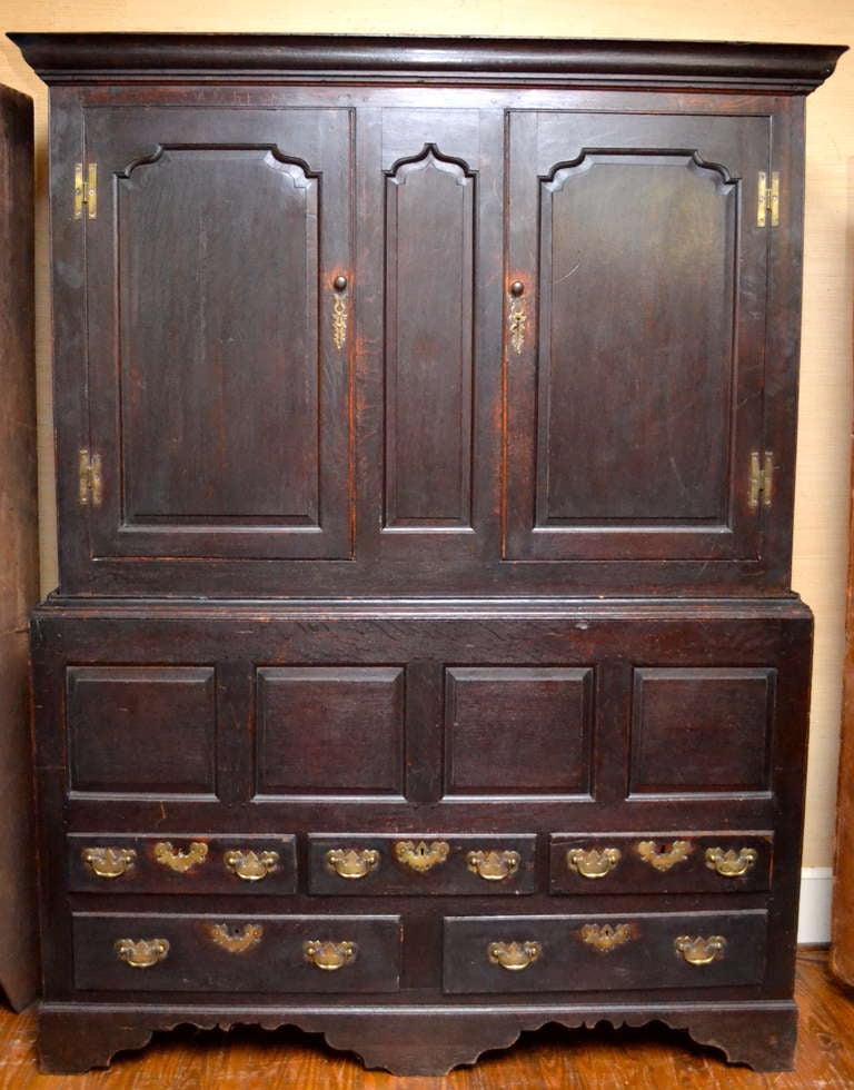 Mid 18th Century English Oak Queen Ann Cupboard/Cabinet In Good Condition For Sale In Richmond, VA