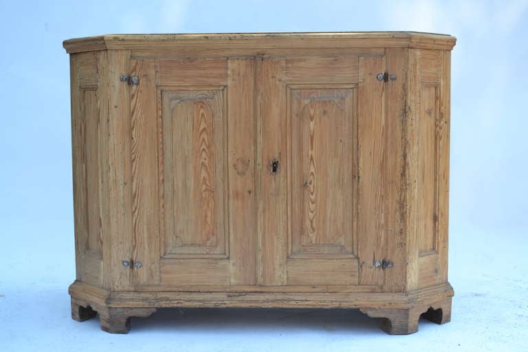 Early 19th Century Shaped Pine Swedish Server In Good Condition For Sale In Richmond, VA