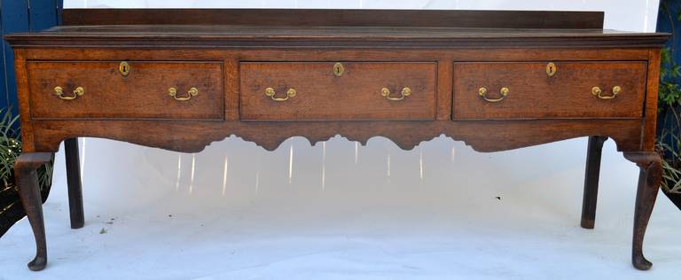 18th Century Three-Drawer English Queen Ann Dresser Base In Good Condition For Sale In Richmond, VA