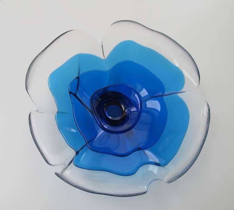 Günter Ferdinand Ris (1928-2005) is a German artist known for his paintings, sculptures and designs like the iconic round 'Sunball' garden seat. 

This beautiful glass special edition Jahresteller in the shape of a flower (freely translated from