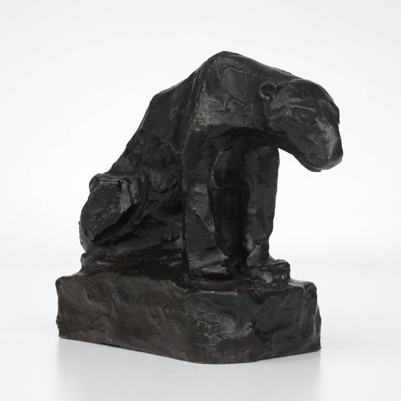 Wonderfully modelled bronze sculpture of a sitting ice bear by Lambertus Zijl, made for the renowned art dealer Nieuwenhuizen Segaar. The piece (2/15) is in an excellent condition and signed with both the artist’s monogram as the art dealer's