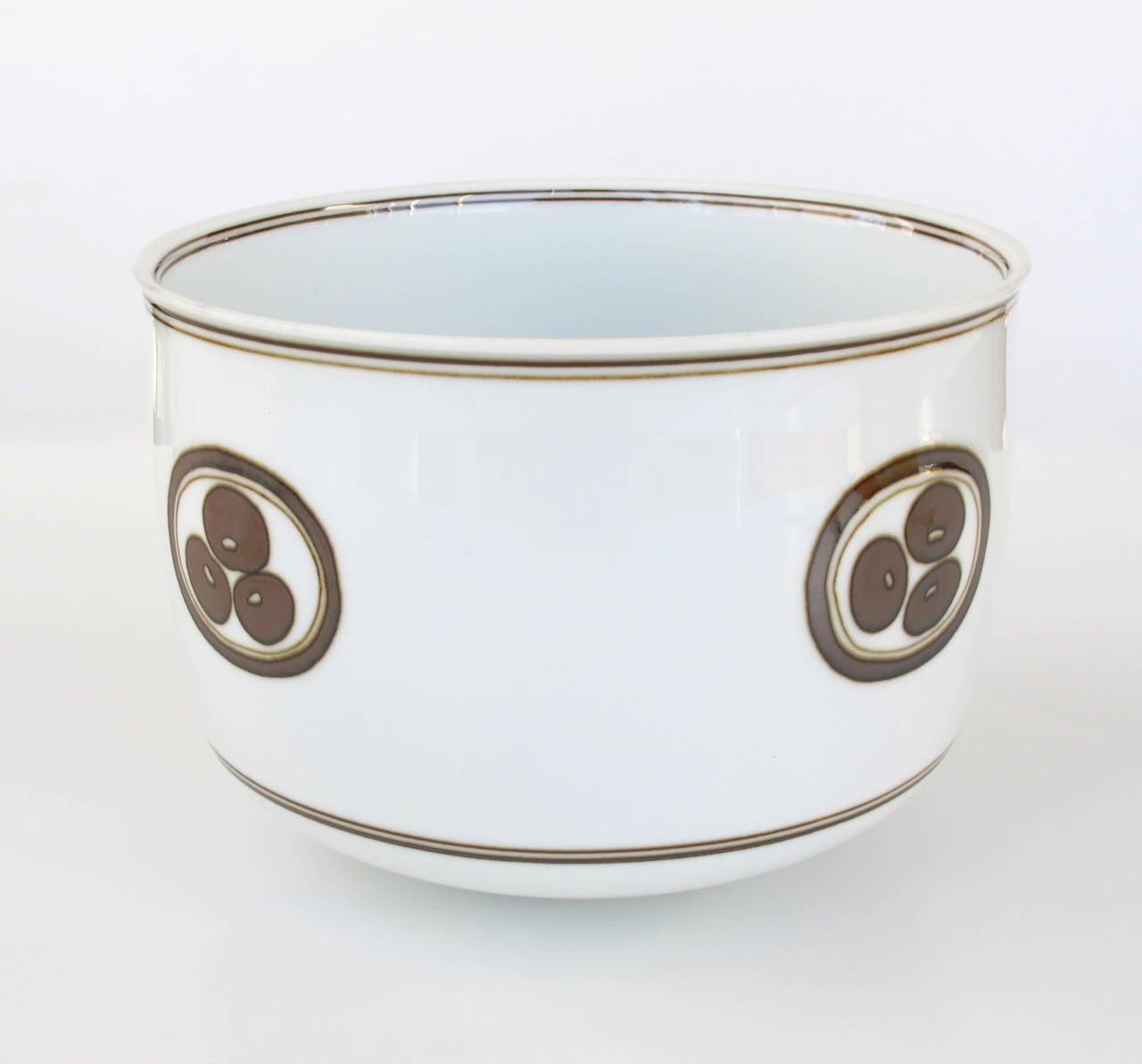 Elegant porcelain bowl by Alev Ebüzziya Siesbye (b. 1938) for Rosenthal. The piece is marked on the bottom. 

Kunstconsult also offers a complementing pot and bowl.