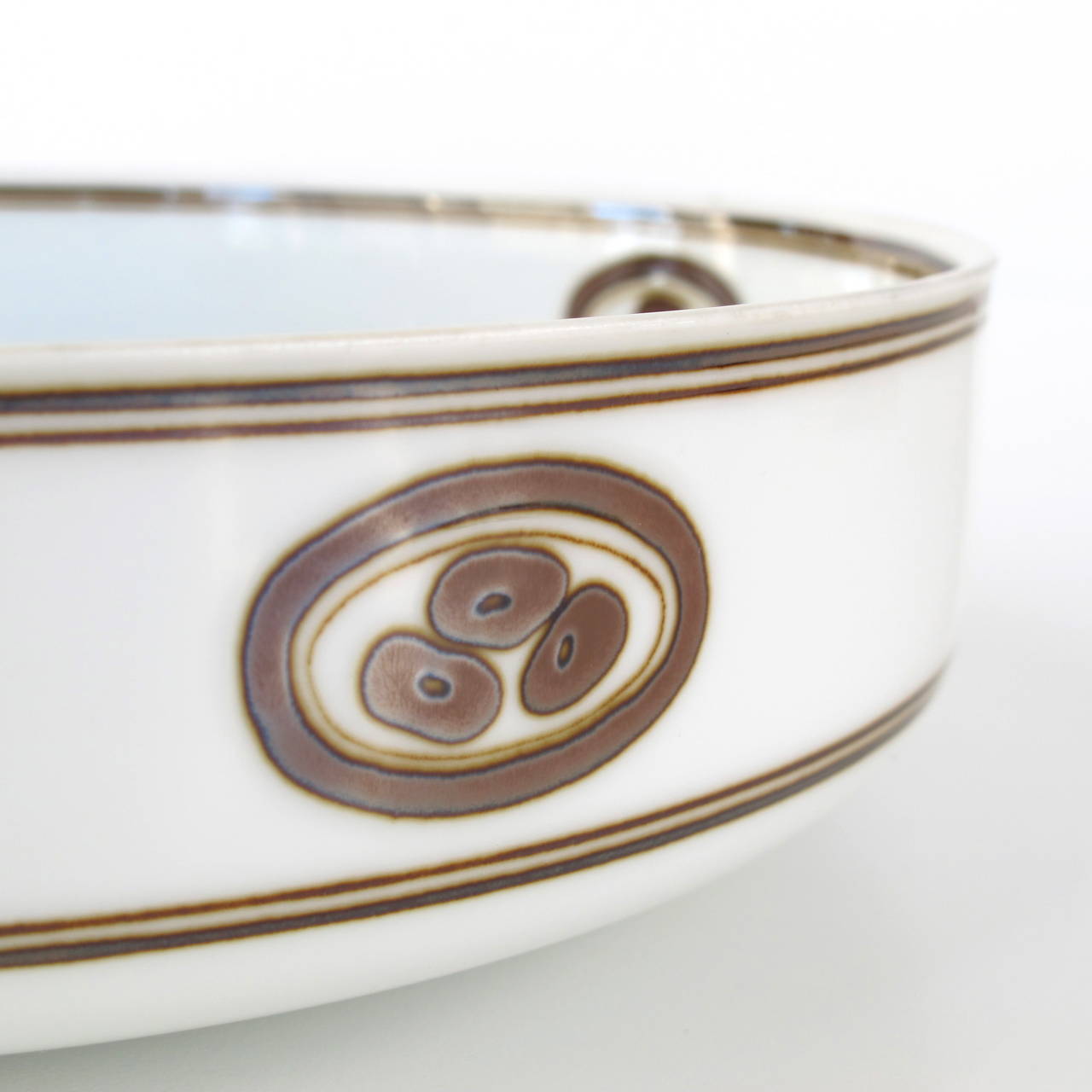 Elegant porcelain serving bowl by Alev Ebüzziya Siesbye (b. 1938) for Rosenthal. The piece is marked on the bottom. 

Elegant porcelain bowl by Alev Ebüzziya Siesbye (b. 1938) for Rosenthal. The piece is marked on the bottom. 

Elegant