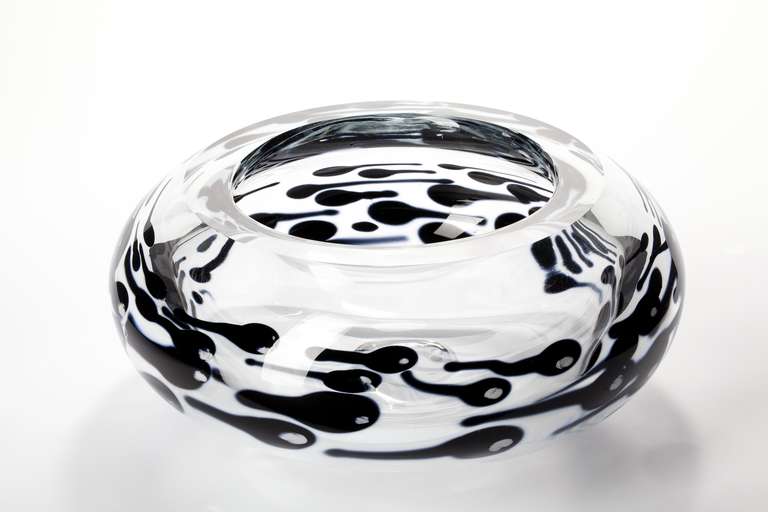 This one-off art glass object was designed by Ciel van Dooren in 1992 and manufactured in glass studio De Oude Horn, Acquoy, The Netherlands. The bowl is signed and dated.