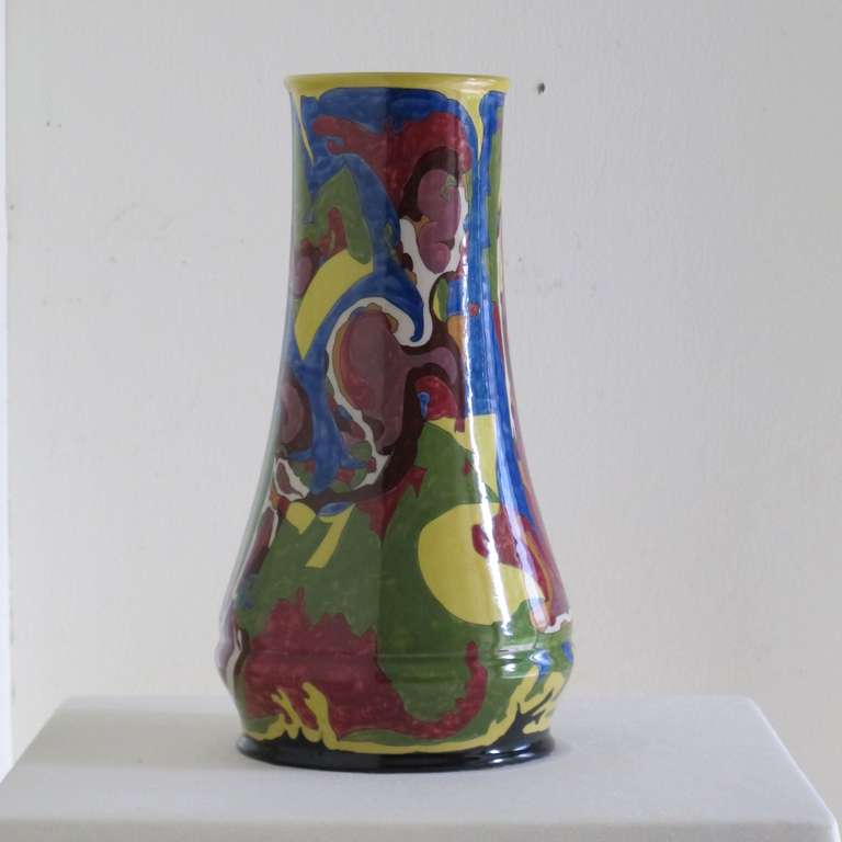 Art Deco Vase designed by Theo Colenbrander for Plateelbakkerij RAM (RAM pottery in Arnhem, The Netherlands). The pattern called 'BROKKEN' ('Pieces') is handpainted on the earthenware vase by painter Willem Elstrodt. It is manufactured in 1922 and