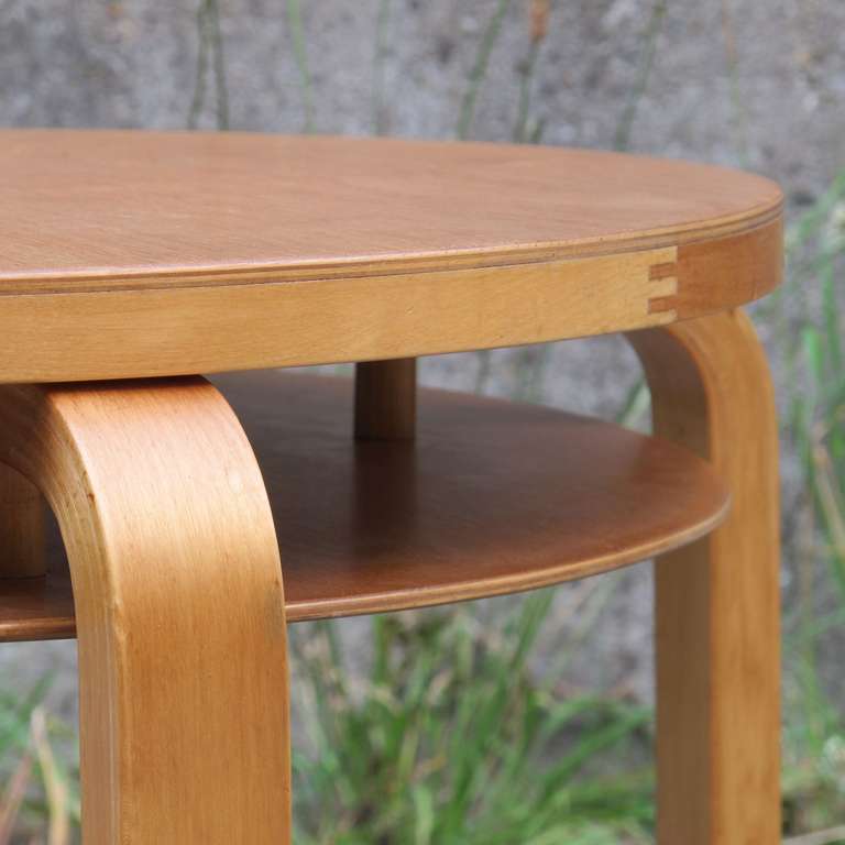 Alvar Aalto, Modernist Side Table and Stool, executed by Artek ca. 1950 In Excellent Condition In Amstelveen, NL