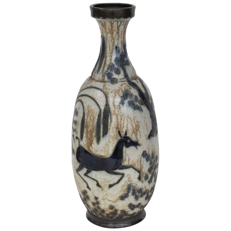 Rare grand vase des années 1950 par Roger Guèrin, superbe décor de chevaux dans un paysage en vente