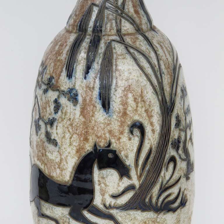 Poterie Rare grand vase des années 1950 par Roger Guèrin, superbe décor de chevaux dans un paysage en vente