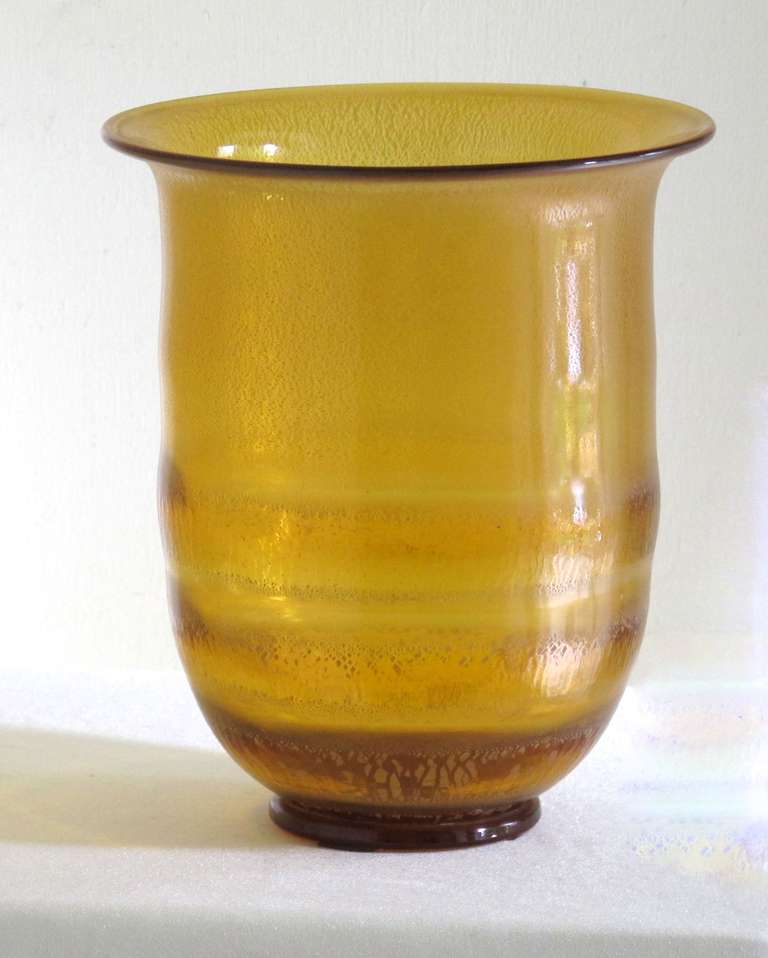 Leerdam Serica vase by Andries Dirk Copier for the Royal Leerdam Glassworks. The glass vase in amber colour has beautiful tincrackle. This vase is marked on the bottom with an etched Serica-mark (see last image) and in excellent condition. The