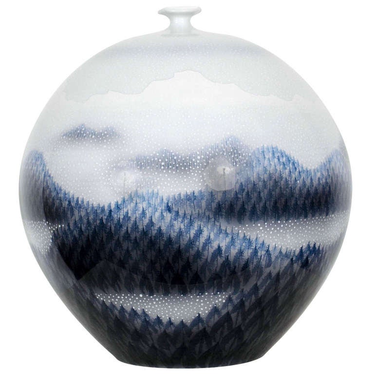 Vase Arita en porcelaine du 20e siècle de l'artiste japonais Shumei Fujii, décoré d'un paysage d'hiver dans des tons de bleu. Ce grand vase est signé des caractères de l'artiste.

Shumei Fujii est un artiste japonais de renom né en 1936. Ce grand