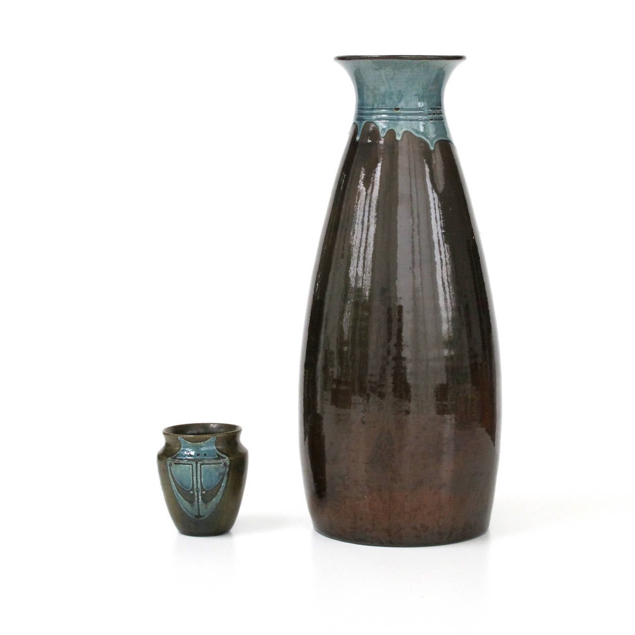 Earthenware W.C. Brouwer, small ceramic vase with sgrafitto decoration, ca. 1910