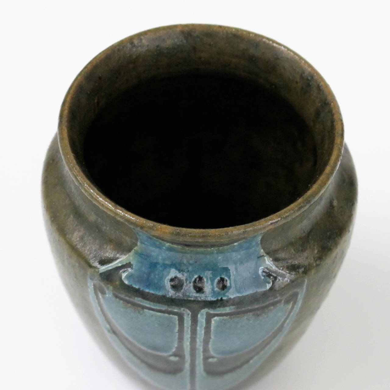 W.C. Brouwer, small ceramic vase with sgrafitto decoration, ca. 1910 In Excellent Condition In Amstelveen, NL