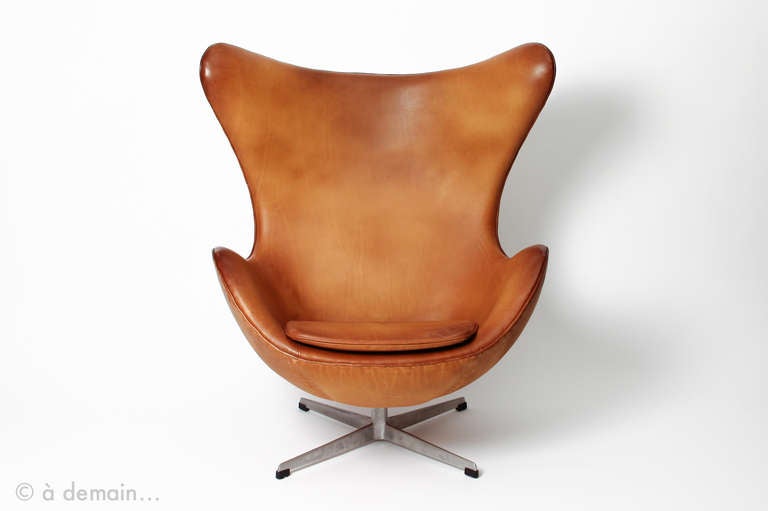 This very famous masterpiece of Danish design was originally designed for the Grand Hotel in Copenhagen, the SAS Royal Hotel. For interior decoration, Arne Jacobsen brought together horizontal and vertical lines of the building with curves and